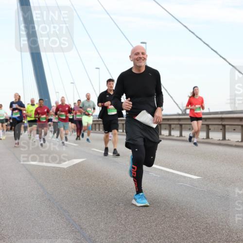 03.10.2025 - Köhlbrandbrückenlauf Lena Gebhardt http://msf.ph/oto/9197045 03.10.2025 15:29:55 Position 1  meine-sportfotos.de