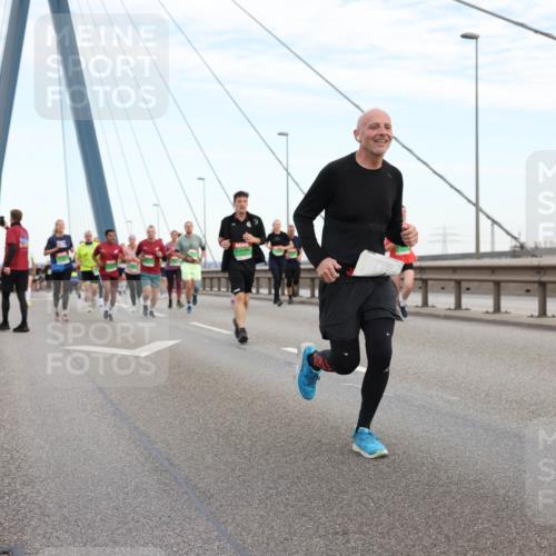 03.10.2025 - Köhlbrandbrückenlauf Lena Gebhardt http://msf.ph/oto/9197048 03.10.2025 15:29:56 Position 1  meine-sportfotos.de