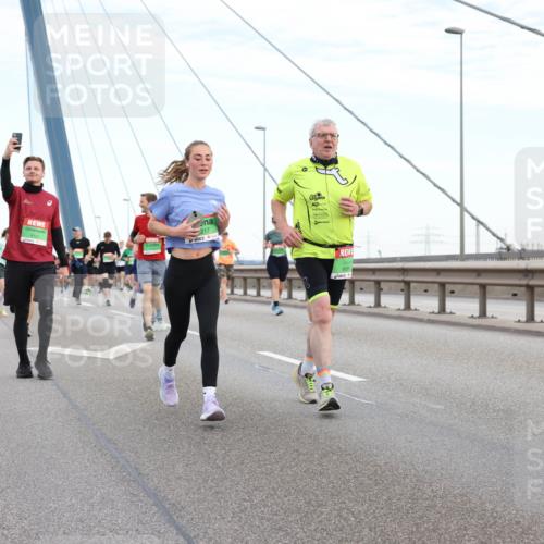 03.10.2025 - Köhlbrandbrückenlauf Lena Gebhardt http://msf.ph/oto/9197072 03.10.2025 15:30:02 Position 1 4, 9131, 9701, 8490 meine-sportfotos.de