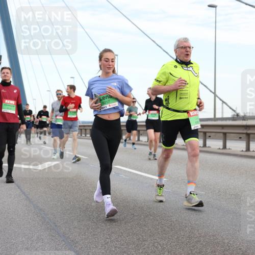 03.10.2025 - Köhlbrandbrückenlauf Lena Gebhardt http://msf.ph/oto/9197074 03.10.2025 15:30:02 Position 1 9131, 8217, 9701 meine-sportfotos.de