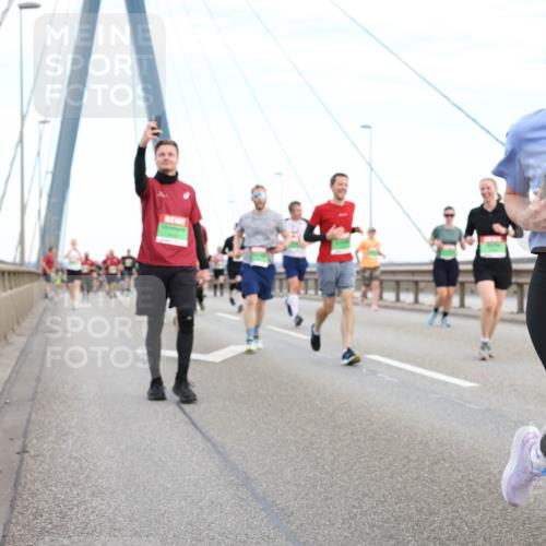 03.10.2025 - Köhlbrandbrückenlauf Lena Gebhardt http://msf.ph/oto/9197078 03.10.2025 15:30:03 Position 1 8217 meine-sportfotos.de