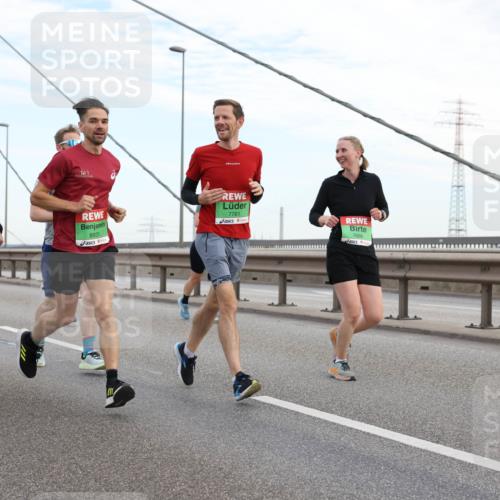 03.10.2025 - Köhlbrandbrückenlauf Lena Gebhardt http://msf.ph/oto/9197086 03.10.2025 15:30:05 Position 1 9131, 8931, 7761, 7666 meine-sportfotos.de