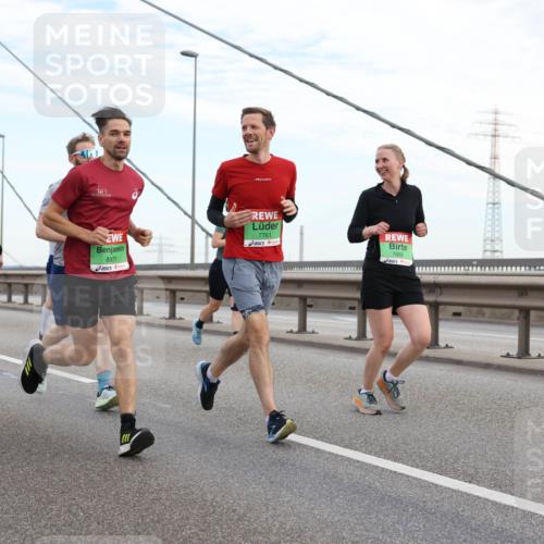03.10.2025 - Köhlbrandbrückenlauf Lena Gebhardt http://msf.ph/oto/9197087 03.10.2025 15:30:05 Position 1 9131, 8931, 7761, 7666 meine-sportfotos.de