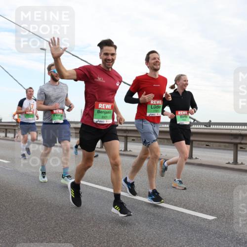 03.10.2025 - Köhlbrandbrückenlauf Lena Gebhardt http://msf.ph/oto/9197090 03.10.2025 15:30:06 Position 1 31, 8931, 766, 7761, 7666 meine-sportfotos.de