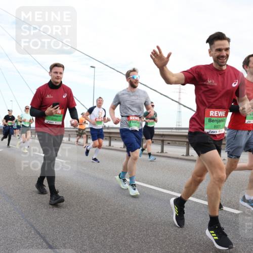 03.10.2025 - Köhlbrandbrückenlauf Lena Gebhardt http://msf.ph/oto/9197092 03.10.2025 15:30:06 Position 1 9131, 8931 meine-sportfotos.de