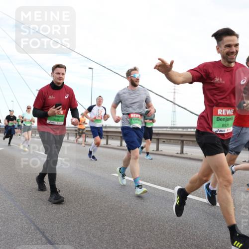 03.10.2025 - Köhlbrandbrückenlauf Lena Gebhardt http://msf.ph/oto/9197093 03.10.2025 15:30:06 Position 1 9131, 7667, 8931 meine-sportfotos.de