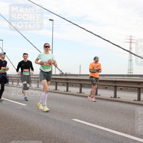 03.10.2025 - Köhlbrandbrückenlauf Lena Gebhardt http://msf.ph/oto/9197101 03.10.2025 15:30:08 Position 1 7604 meine-sportfotos.de