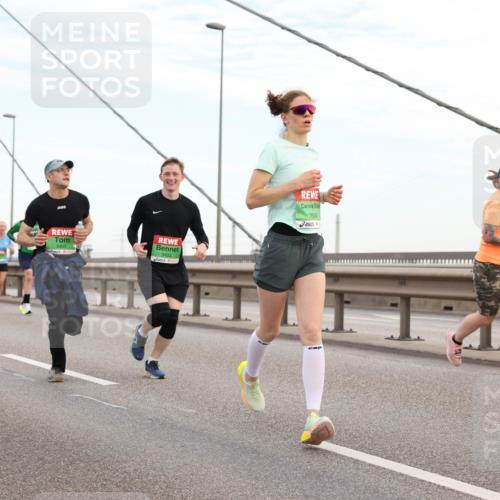 03.10.2025 - Köhlbrandbrückenlauf Lena Gebhardt http://msf.ph/oto/9197103 03.10.2025 15:30:08 Position 1 9404, 7604 meine-sportfotos.de