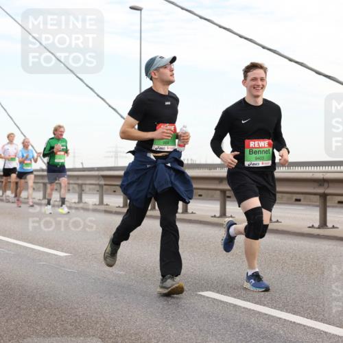 03.10.2025 - Köhlbrandbrückenlauf Lena Gebhardt http://msf.ph/oto/9197109 03.10.2025 15:30:09 Position 1 9404, 9403 meine-sportfotos.de