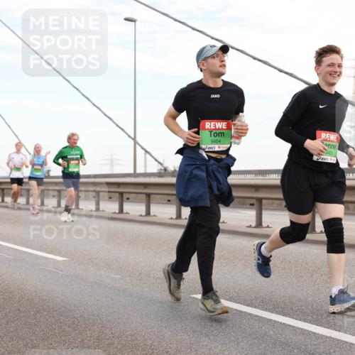 03.10.2025 - Köhlbrandbrückenlauf Lena Gebhardt http://msf.ph/oto/9197111 03.10.2025 15:30:09 Position 1 9404, 9403 meine-sportfotos.de