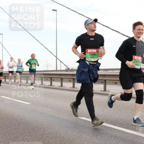 03.10.2025 - Köhlbrandbrückenlauf Lena Gebhardt http://msf.ph/oto/9197112 03.10.2025 15:30:10 Position 1 9404, 9403 meine-sportfotos.de