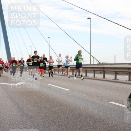 03.10.2025 - Köhlbrandbrückenlauf Lena Gebhardt http://msf.ph/oto/9197113 03.10.2025 15:30:10 Position 1 9404 meine-sportfotos.de