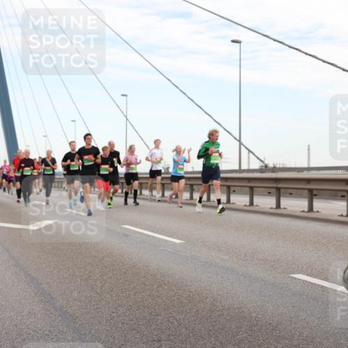 03.10.2025 - Köhlbrandbrückenlauf Lena Gebhardt http://msf.ph/oto/9197114 03.10.2025 15:30:10 Position 1  meine-sportfotos.de