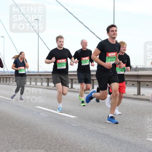 03.10.2025 - Köhlbrandbrückenlauf Lena Gebhardt http://msf.ph/oto/9197124 03.10.2025 15:30:12 Position 1 9018, 8763, 7623 meine-sportfotos.de