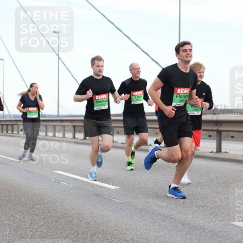 03.10.2025 - Köhlbrandbrückenlauf Lena Gebhardt http://msf.ph/oto/9197125 03.10.2025 15:30:12 Position 1 8763, 9018, 7623, 7792 meine-sportfotos.de