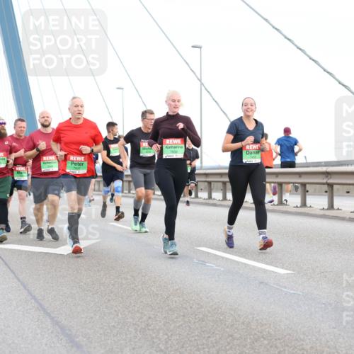 03.10.2025 - Köhlbrandbrückenlauf Lena Gebhardt http://msf.ph/oto/9197134 03.10.2025 15:30:13 Position 1 7800, 7659, 7458 meine-sportfotos.de