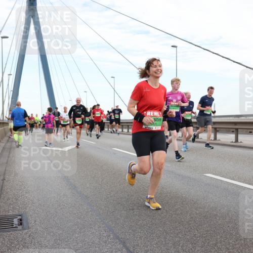 03.10.2025 - Köhlbrandbrückenlauf Lena Gebhardt http://msf.ph/oto/9197165 03.10.2025 15:30:20 Position 1 425 meine-sportfotos.de