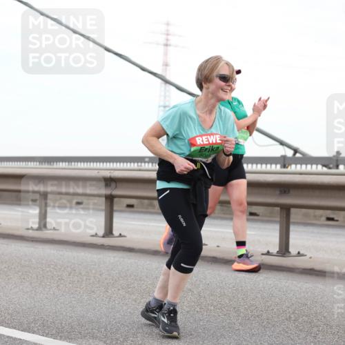 03.10.2025 - Köhlbrandbrückenlauf Lena Gebhardt http://msf.ph/oto/9197173 03.10.2025 15:30:22 Position 1 8084 meine-sportfotos.de