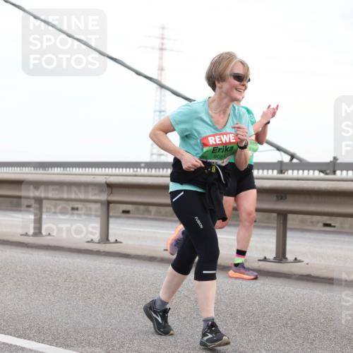 03.10.2025 - Köhlbrandbrückenlauf Lena Gebhardt http://msf.ph/oto/9197174 03.10.2025 15:30:22 Position 1 8084 meine-sportfotos.de