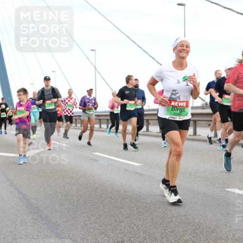 03.10.2025 - Köhlbrandbrückenlauf Lena Gebhardt http://msf.ph/oto/9197181 03.10.2025 15:30:24 Position 1 8269, 9198 meine-sportfotos.de