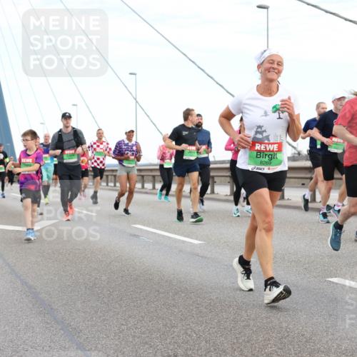 03.10.2025 - Köhlbrandbrückenlauf Lena Gebhardt http://msf.ph/oto/9197182 03.10.2025 15:30:24 Position 1 8269, 9198 meine-sportfotos.de