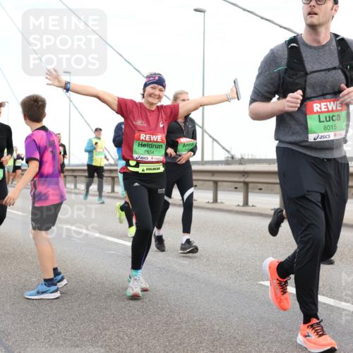 03.10.2025 - Köhlbrandbrückenlauf Lena Gebhardt http://msf.ph/oto/9197198 03.10.2025 15:30:27 Position 1 9098, 7854, 8015 meine-sportfotos.de