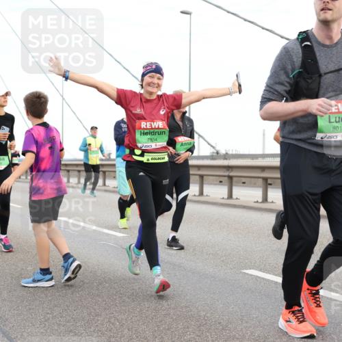 03.10.2025 - Köhlbrandbrückenlauf Lena Gebhardt http://msf.ph/oto/9197200 03.10.2025 15:30:27 Position 1 9098, 7854, 8015 meine-sportfotos.de