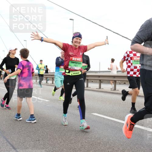 03.10.2025 - Köhlbrandbrückenlauf Lena Gebhardt http://msf.ph/oto/9197201 03.10.2025 15:30:28 Position 1 120, 8265, 7854, 8015 meine-sportfotos.de
