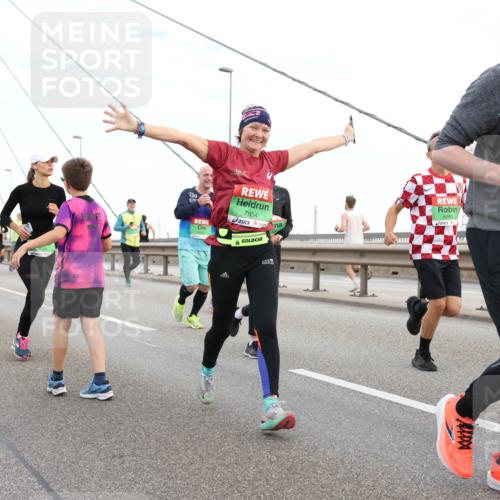 03.10.2025 - Köhlbrandbrückenlauf Lena Gebhardt http://msf.ph/oto/9197202 03.10.2025 15:30:28 Position 1 120, 7854, 8265, 8015 meine-sportfotos.de