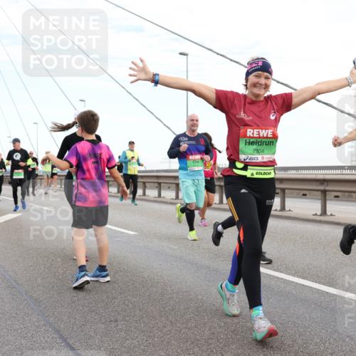 03.10.2025 - Köhlbrandbrückenlauf Lena Gebhardt http://msf.ph/oto/9197203 03.10.2025 15:30:28 Position 1 120, 7854, 8265 meine-sportfotos.de