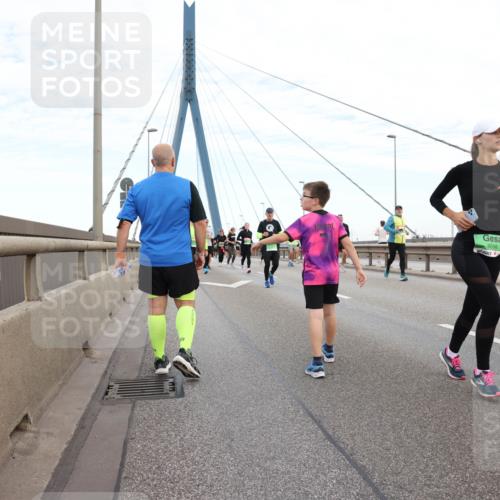 03.10.2025 - Köhlbrandbrückenlauf Lena Gebhardt http://msf.ph/oto/9197209 03.10.2025 15:30:29 Position 1 9098, 120, 9055 meine-sportfotos.de