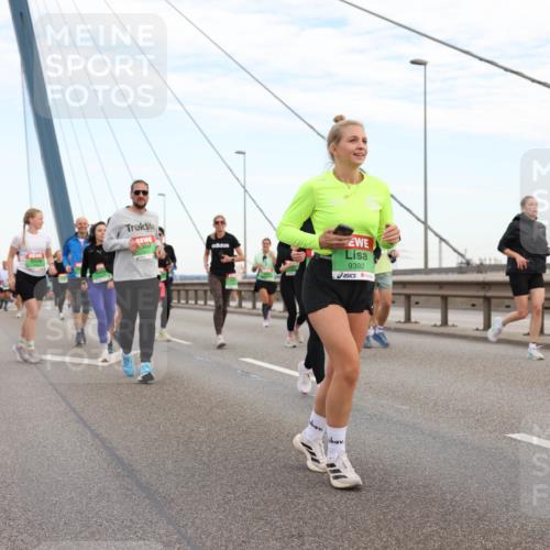 03.10.2025 - Köhlbrandbrückenlauf Lena Gebhardt http://msf.ph/oto/9197217 03.10.2025 15:30:32 Position 1 9392 meine-sportfotos.de