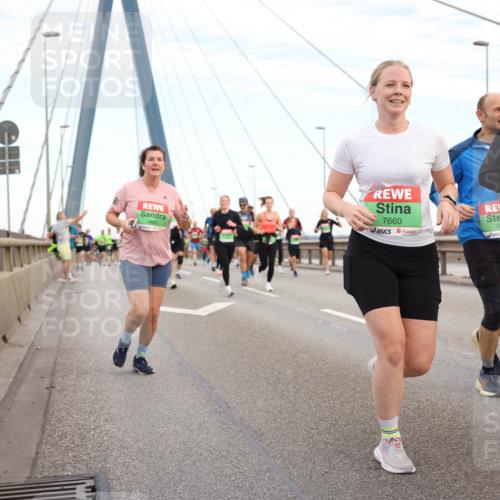 03.10.2025 - Köhlbrandbrückenlauf Lena Gebhardt http://msf.ph/oto/9197236 03.10.2025 15:30:36 Position 1 9517, 7660, 7802, 7483, 790 meine-sportfotos.de
