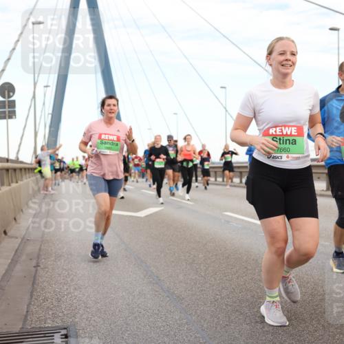 03.10.2025 - Köhlbrandbrückenlauf Lena Gebhardt http://msf.ph/oto/9197237 03.10.2025 15:30:36 Position 1 9517, 7660, 7483, 7802 meine-sportfotos.de