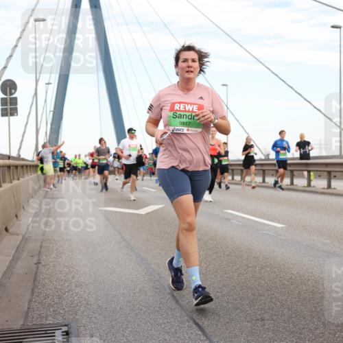 03.10.2025 - Köhlbrandbrückenlauf Lena Gebhardt http://msf.ph/oto/9197239 03.10.2025 15:30:37 Position 1 9517 meine-sportfotos.de