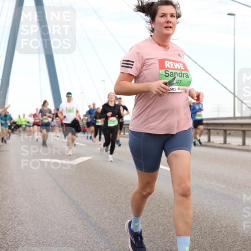 03.10.2025 - Köhlbrandbrückenlauf Lena Gebhardt http://msf.ph/oto/9197241 03.10.2025 15:30:38 Position 1 17 meine-sportfotos.de