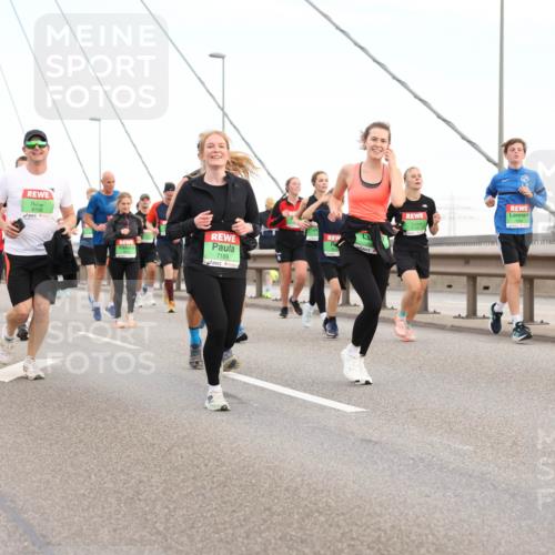03.10.2025 - Köhlbrandbrückenlauf Lena Gebhardt http://msf.ph/oto/9197245 03.10.2025 15:30:39 Position 1 9708, 7188 meine-sportfotos.de