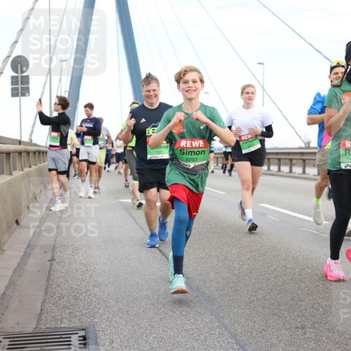 03.10.2025 - Köhlbrandbrückenlauf Lena Gebhardt http://msf.ph/oto/9197282 03.10.2025 15:30:47 Position 1 7377, 9293, 9003, 7628 meine-sportfotos.de