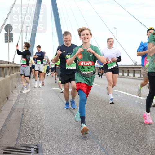 03.10.2025 - Köhlbrandbrückenlauf Lena Gebhardt http://msf.ph/oto/9197283 03.10.2025 15:30:47 Position 1 7377, 9293, 7628 meine-sportfotos.de