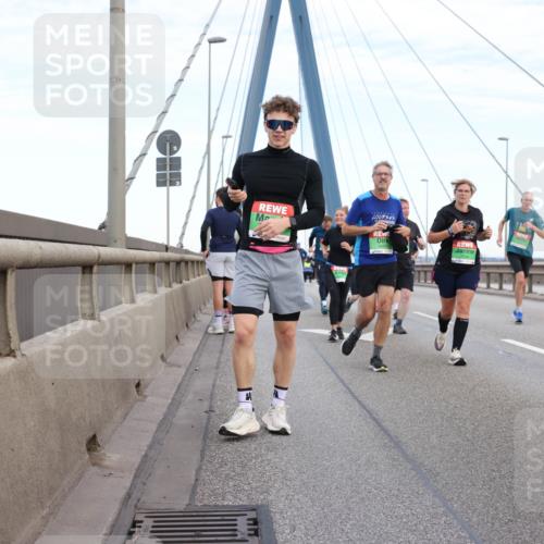 03.10.2025 - Köhlbrandbrückenlauf Lena Gebhardt http://msf.ph/oto/9197313 03.10.2025 15:30:53 Position 1 8 meine-sportfotos.de