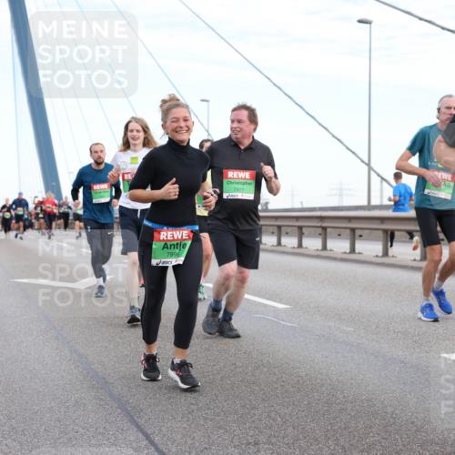 03.10.2025 - Köhlbrandbrückenlauf Lena Gebhardt http://msf.ph/oto/9197324 03.10.2025 15:30:55 Position 1 7996, 7977, 7538 meine-sportfotos.de