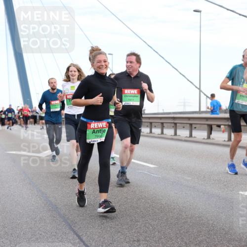 03.10.2025 - Köhlbrandbrückenlauf Lena Gebhardt http://msf.ph/oto/9197325 03.10.2025 15:30:55 Position 1 7996, 7977, 7538 meine-sportfotos.de