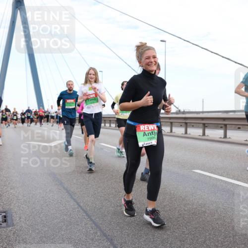 03.10.2025 - Köhlbrandbrückenlauf Lena Gebhardt http://msf.ph/oto/9197328 03.10.2025 15:30:56 Position 1 7996 meine-sportfotos.de