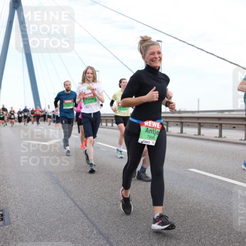 03.10.2025 - Köhlbrandbrückenlauf Lena Gebhardt http://msf.ph/oto/9197329 03.10.2025 15:30:56 Position 1 7996 meine-sportfotos.de