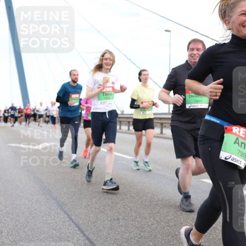 03.10.2025 - Köhlbrandbrückenlauf Lena Gebhardt http://msf.ph/oto/9197331 03.10.2025 15:30:56 Position 1 7978, 7977, 7996 meine-sportfotos.de