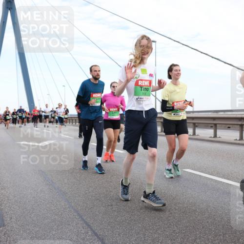 03.10.2025 - Köhlbrandbrückenlauf Lena Gebhardt http://msf.ph/oto/9197335 03.10.2025 15:30:57 Position 1 7978 meine-sportfotos.de