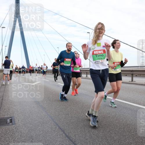 03.10.2025 - Köhlbrandbrückenlauf Lena Gebhardt http://msf.ph/oto/9197336 03.10.2025 15:30:57 Position 1 7978 meine-sportfotos.de