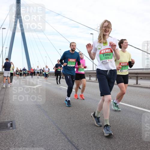 03.10.2025 - Köhlbrandbrückenlauf Lena Gebhardt http://msf.ph/oto/9197337 03.10.2025 15:30:57 Position 1 7941, 7978, 7758 meine-sportfotos.de