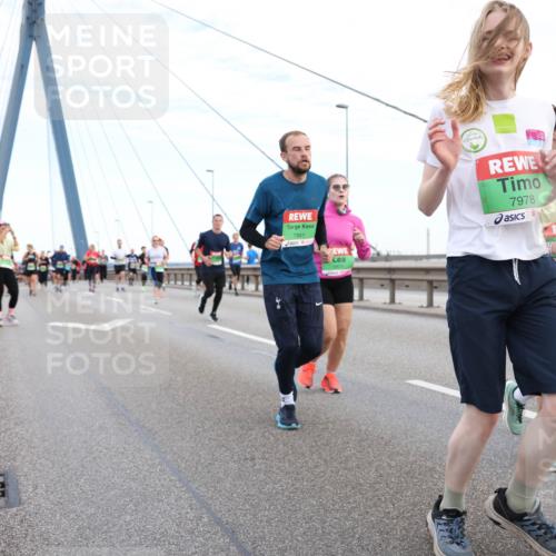 03.10.2025 - Köhlbrandbrückenlauf Lena Gebhardt http://msf.ph/oto/9197338 03.10.2025 15:30:58 Position 1 7941, 8831, 7978 meine-sportfotos.de