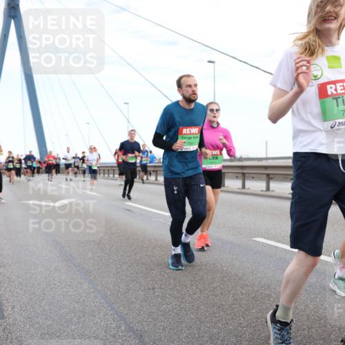 03.10.2025 - Köhlbrandbrückenlauf Lena Gebhardt http://msf.ph/oto/9197339 03.10.2025 15:30:58 Position 1 7941, 8831, 7978 meine-sportfotos.de